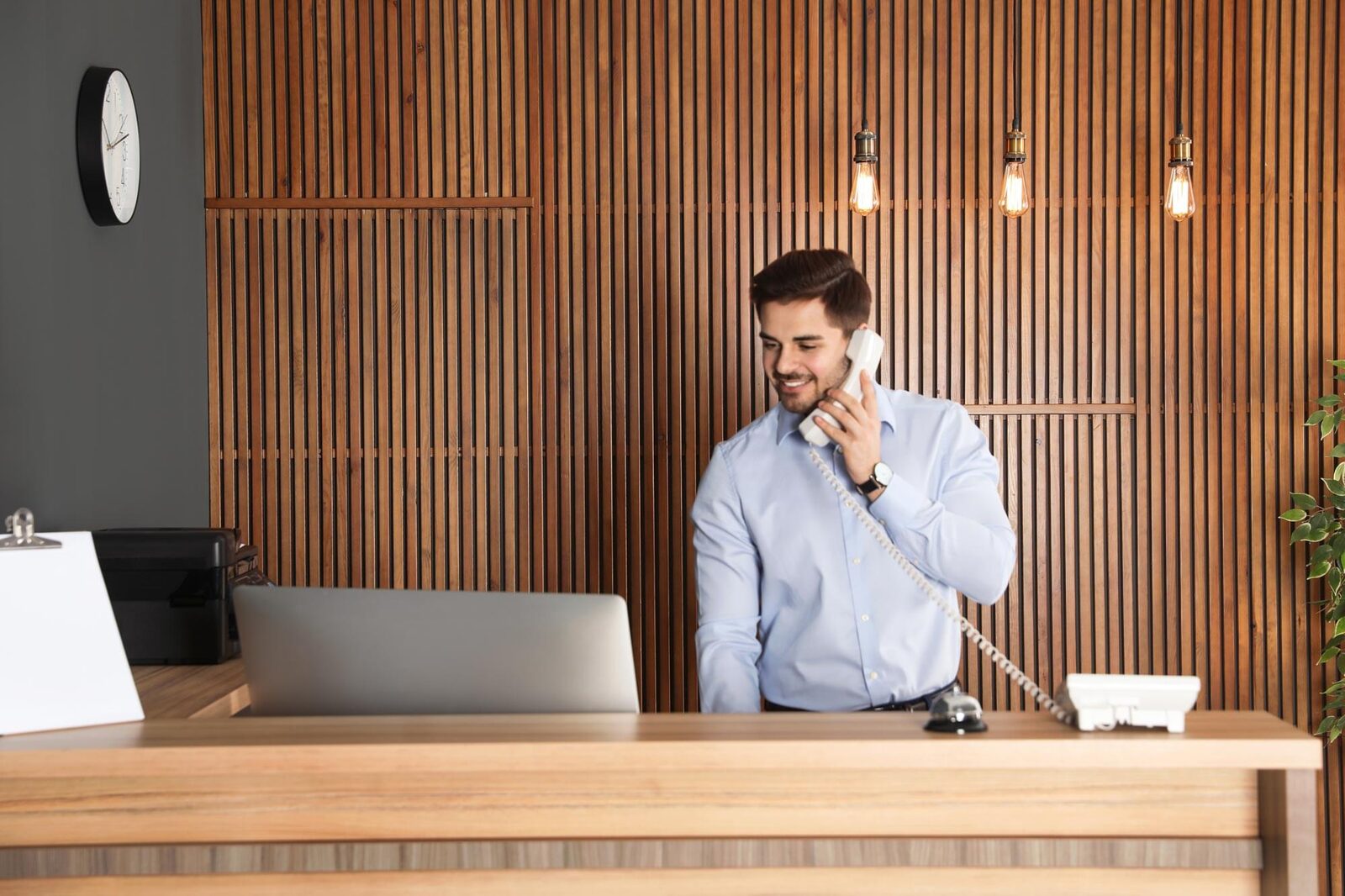 Concierge d'entreprise en train d'accueillir et d'accompagner des collaborateurs